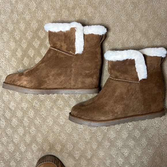 NEW Cushionaire Kenzie Faux Fur Trim Wedge Boot - Picture 4 of 8